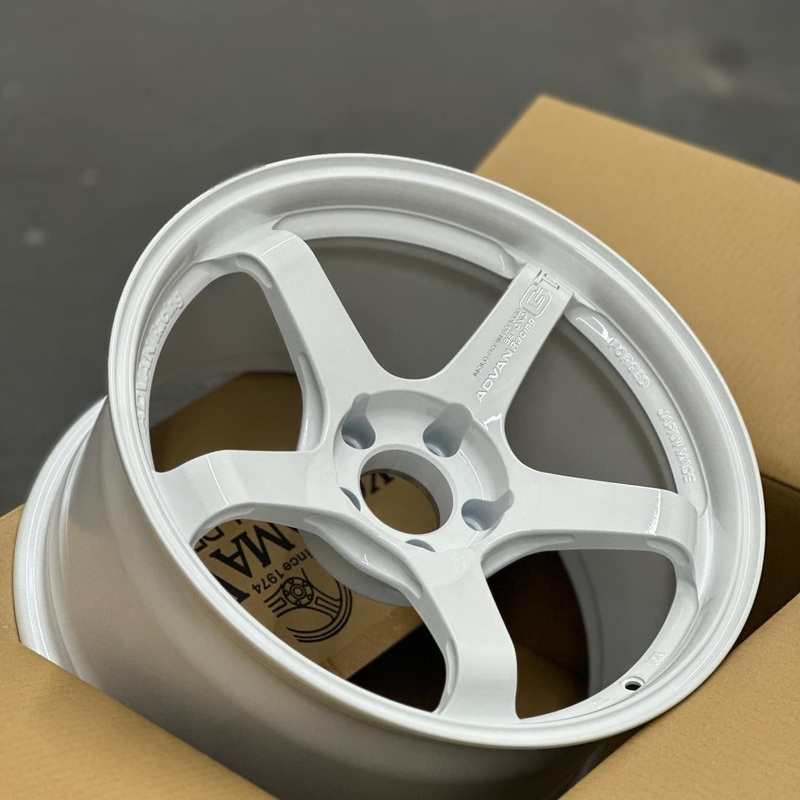 Advan GT Beyond 18×9.5 +12 5×114.3 Racing White (SET)